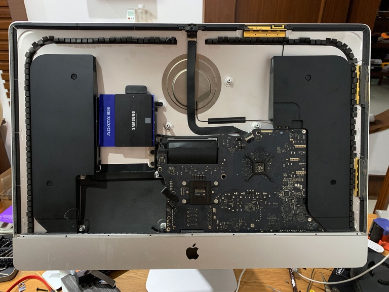 2013款的27寸iMac拆解 更换电源板 修屏幕支架 更换固态SSD硬盘 争取再用二年-青州小熊